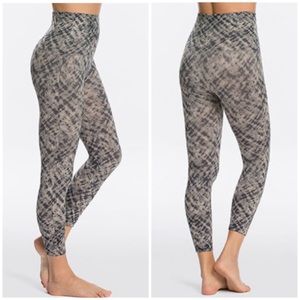 Spanx Look At Me Now Seamless Legging